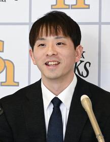 　契約更改し、記者会見する大関