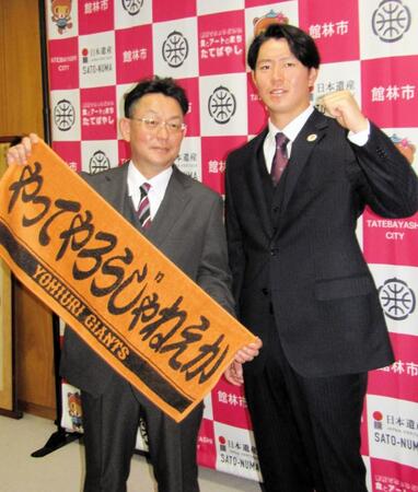 　館林市役所を訪問した皆川。左は父の清春さん