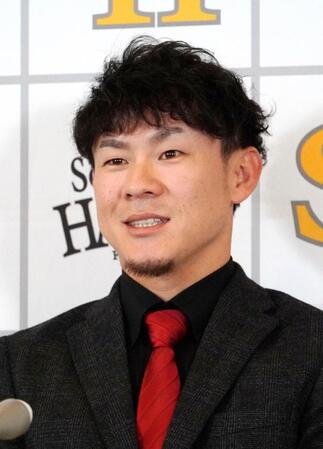 　契約更改し、記者会見する牧原大