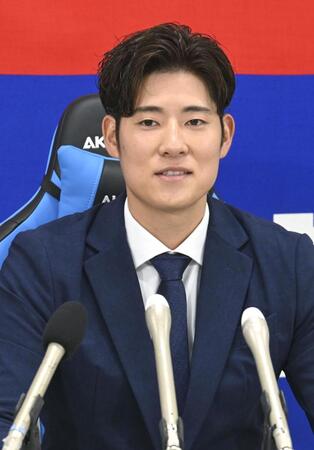 　契約を更改し、記者会見する上林