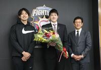 　退団会見を行った有原（中央）。右は当時の栗山監督、左は上沢＝２０２１年１月