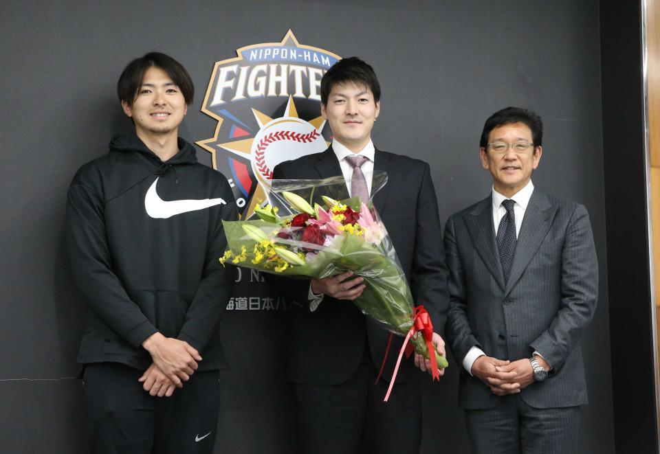 　退団会見を行った有原（中央）。右は当時の栗山監督、左は上沢＝２０２１年１月