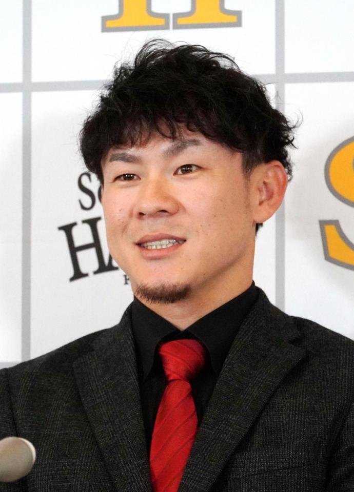 　契約更改し、記者会見する牧原大