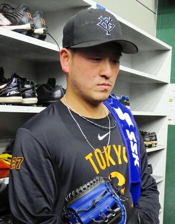 　自主練習を終えて取材に応じる岸田