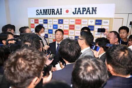 　ＷＢＣメンバーを発表し大勢の報道陣に囲まれる侍ジャパン・井端弘和監督（中央）＝撮影・開出牧