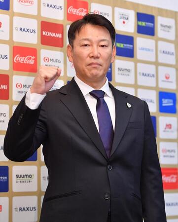 　会見でＷＢＣメンバーを発表しガッツポーズを決める侍ジャパン・井端弘和監督（撮影・開出牧）