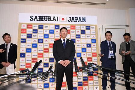 　会見でＷＢＣメンバーを発表する侍ジャパン・井端弘和監督（中央）＝撮影・開出牧