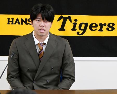 　契約更改交渉を終え、記者会見する阪神・才木＝２６日、兵庫県西宮市