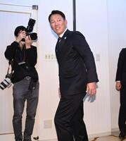 　ＷＢＣメンバーを発表し笑顔で引き揚げる侍ジャパン・井端弘和監督（撮影・開出牧）