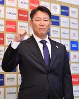 　会見でＷＢＣメンバーを発表しガッツポーズを決める侍ジャパン・井端弘和監督（撮影・開出牧）