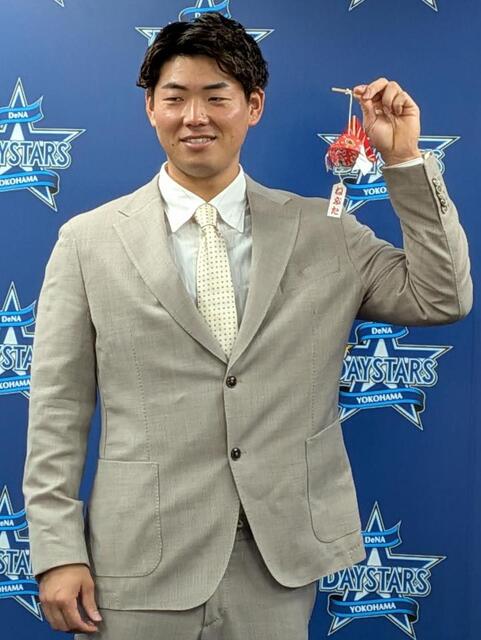 　地元工芸品の「金魚ねぶた」を手に笑顔の蝦名