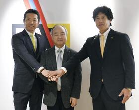 　孫正義オーナー（中央）とポーズをとる小久保監督（左）と城島ＣＢＯ