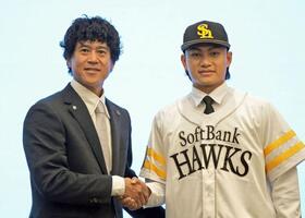 　ソフトバンクへの入団記者会見で、城島ＣＢＯ（左）と握手を交わす徐若熙