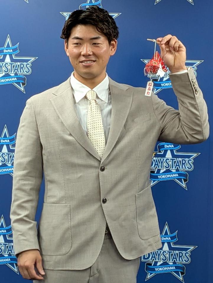 　地元工芸品の「金魚ねぶた」を手に笑顔の蝦名