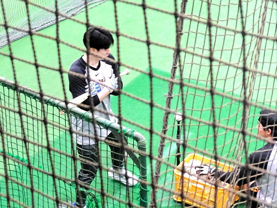 　両腕を交差させてバットをかかえ、ティーを打つ松本剛