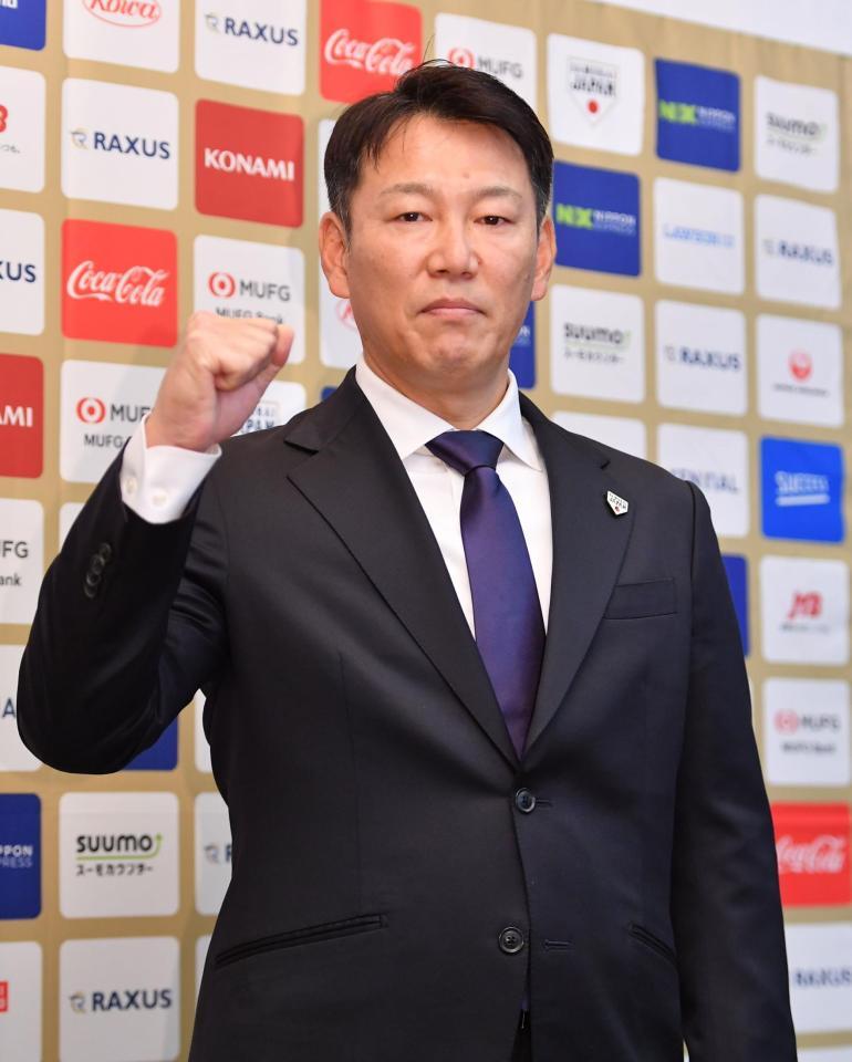 　会見でＷＢＣメンバーを発表しガッツポーズを決める侍ジャパン・井端弘和監督（撮影・開出牧）