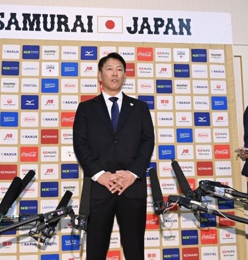 　会見でＷＢＣメンバーを発表する侍ジャパン・井端弘和監督（中央）＝撮影・開出牧