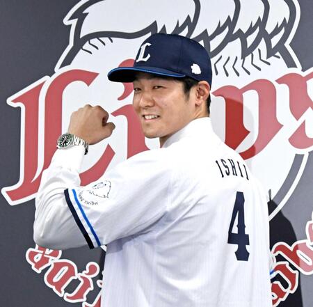 　入団会見でガッツポーズする石井