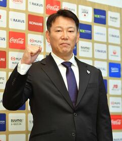 　ＷＢＣメンバーを発表し、ガッツポーズを決める井端監督（撮影・開出牧）