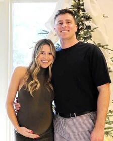 　ロッテ新外国人のサム・ロング（右）と夫人（球団提供）