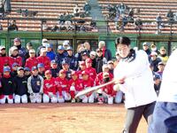 　野球教室で打撃を披露する松本剛