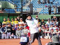 　野球教室で打撃を披露する松本剛