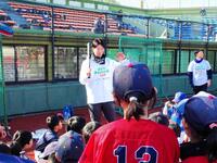 　野球教室で子どもたちを指導する松本剛