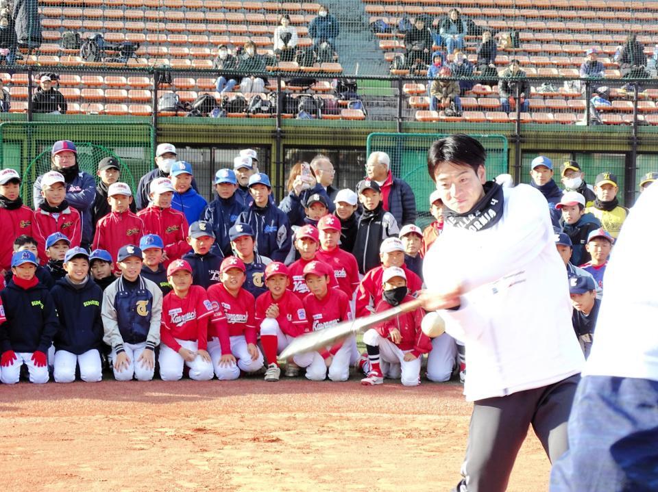 　野球教室で打撃を披露する松本剛