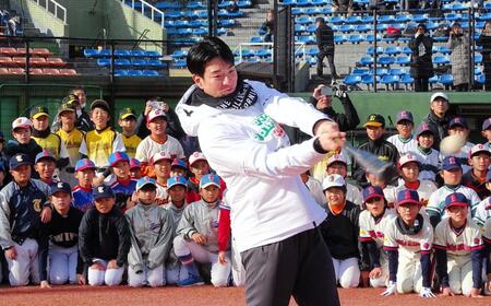 　野球教室で打撃を披露する松本剛