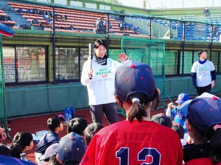 　野球教室で子どもたちを指導する松本剛