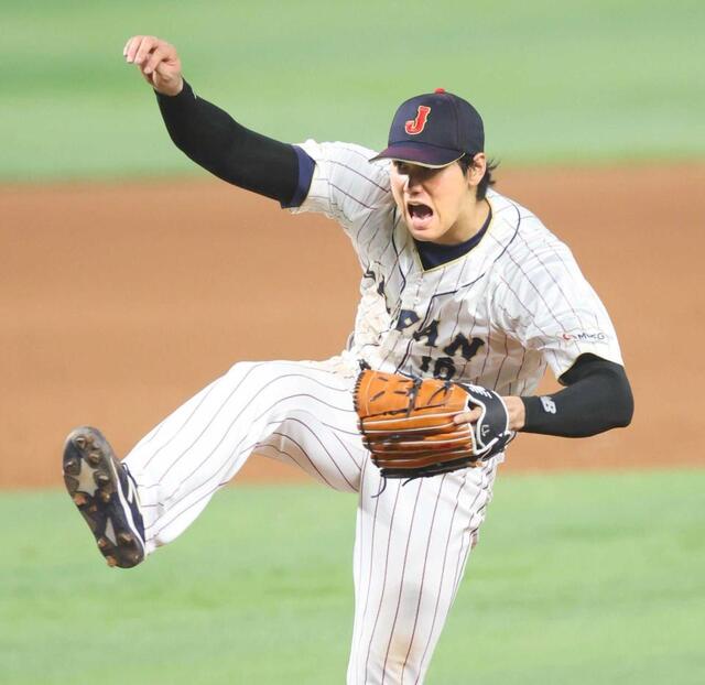 　米国を破り、３大会ぶりの優勝を決め喜ぶ大谷（中央）ら日本ナイン＝２３年３月