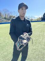 　ＮＥＷグラブに刺しゅうされた“マコツメカワウソ”を披露する門脇