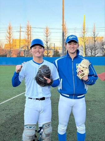 　青学大の練習が始動し、笑顔を見せる渡部と鈴木（右）