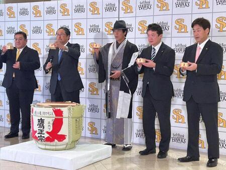 　鏡開きを行った城島ＣＢＯ（中央）、後藤球団社長（同左）、三笠ＧＭ（同右）