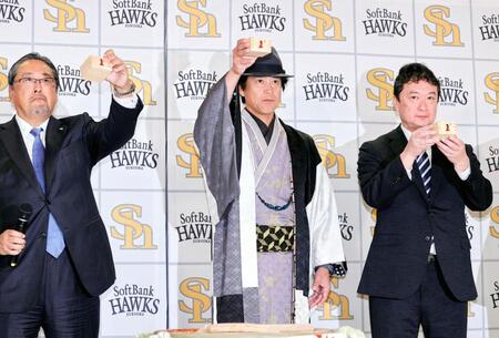 　仕事始めの鏡開きを行い、乾杯する城島ＣＢＯ（中央）ら