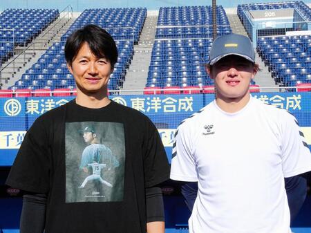 　自主トレを公開した唐川（左）は美馬氏のＴシャツ姿で練習。右は２年目の坂井