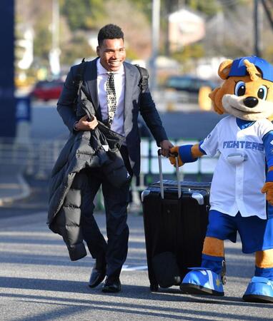 　球場の入り口でタクシーを降りて歩いて入寮するドラフト２位のエドポロ（撮影・持木克友）