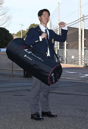 　愛用のマットレスを持参して入寮するドラフト１位の大川（撮影・持木克友）