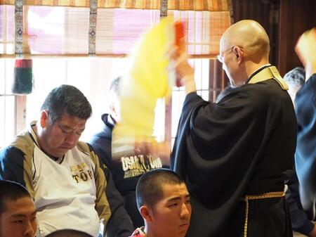 　野崎観音を参拝した西谷監督（左）