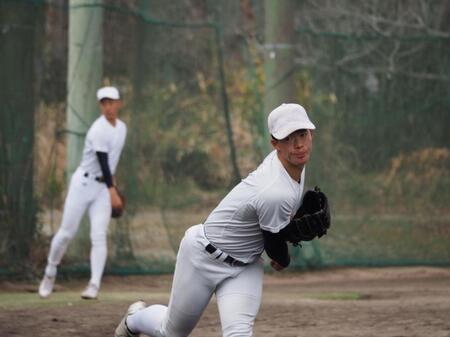 　キャッチボールする吉岡