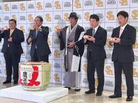 　鏡開きを行った城島ＣＢＯ（中央）、後藤球団社長（同左）、三笠ＧＭ（同右）