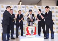 　仕事始めの鏡開きをする城島ＣＢＯ（右から３人目）ら