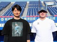 　自主トレを公開した唐川（左）は美馬氏のＴシャツ姿で練習。右は２年目の坂井