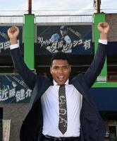 　ダルビッシュの看板の前で気合みなぎるドラフト２位のエドポロ（撮影・持木克友）