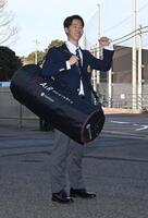 　愛用のマットレスを持参して入寮するドラフト１位の大川（撮影・持木克友）