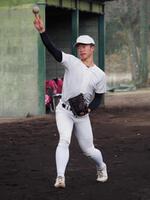 　キャッチボールする吉岡