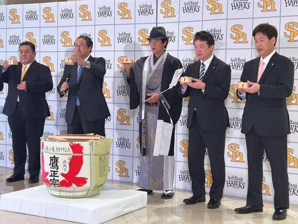 　鏡開きを行った城島ＣＢＯ（中央）、後藤球団社長（同左）、三笠ＧＭ（同右）