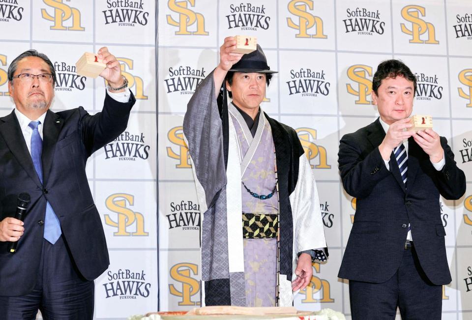 　仕事始めの鏡開きを行い、乾杯する城島ＣＢＯ（中央）ら