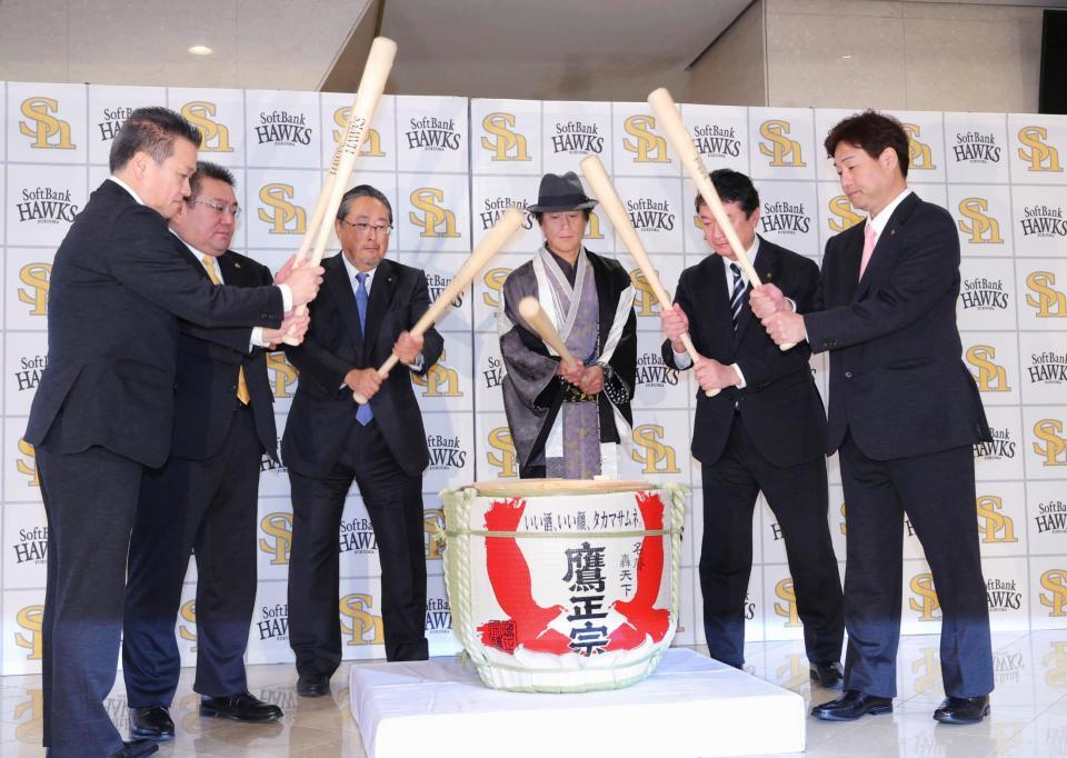 　仕事始めの鏡開きをする城島ＣＢＯ（右から３人目）ら