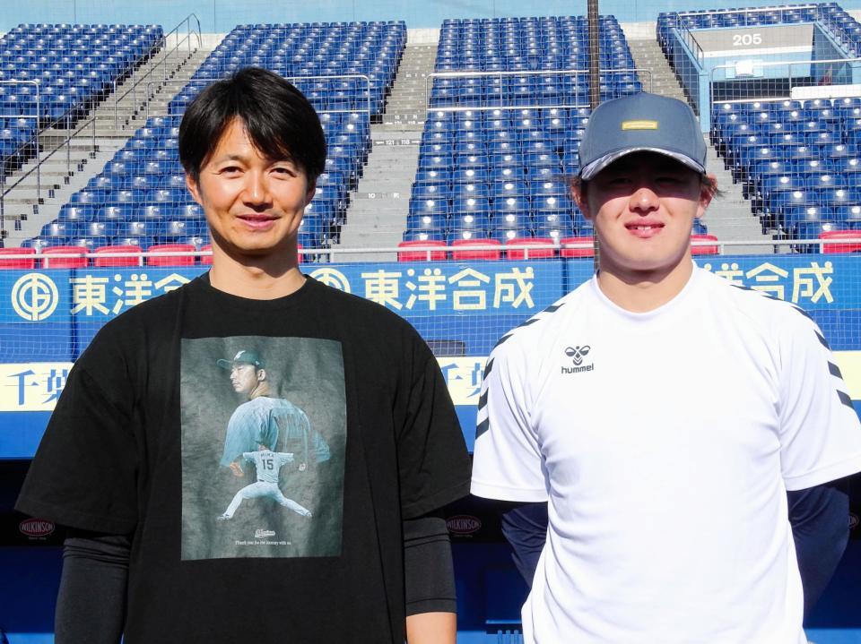 　自主トレを公開した唐川（左）は美馬氏のＴシャツ姿で練習。右は２年目の坂井